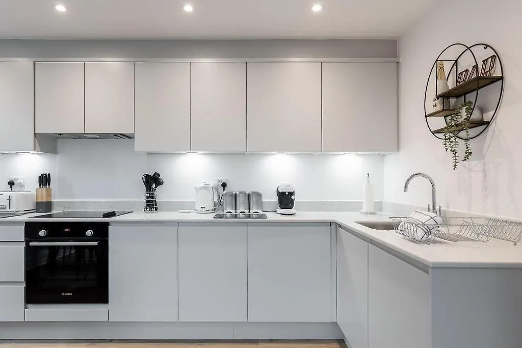 Stylish Town Centre Apartment, W Parking, Nr Beach 본머스 영국