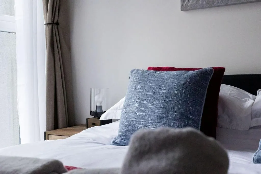 Stylish Town Centre Apartment, W Parking, Nr Beach 본머스 아파트