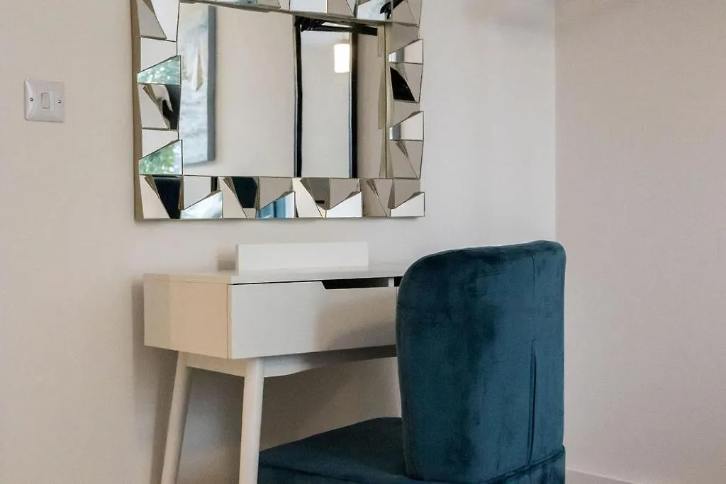 Stylish Town Centre Apartment, W Parking, Nr Beach 본머스 0*,
