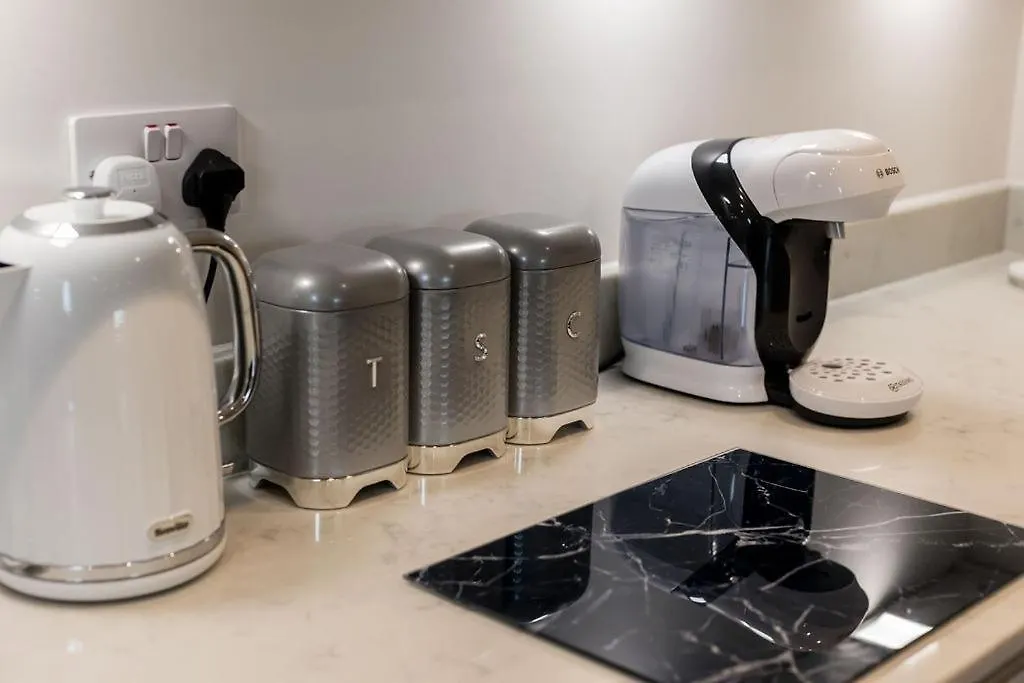 Stylish Town Centre Apartment, W Parking, Nr Beach 본머스 0*,  영국