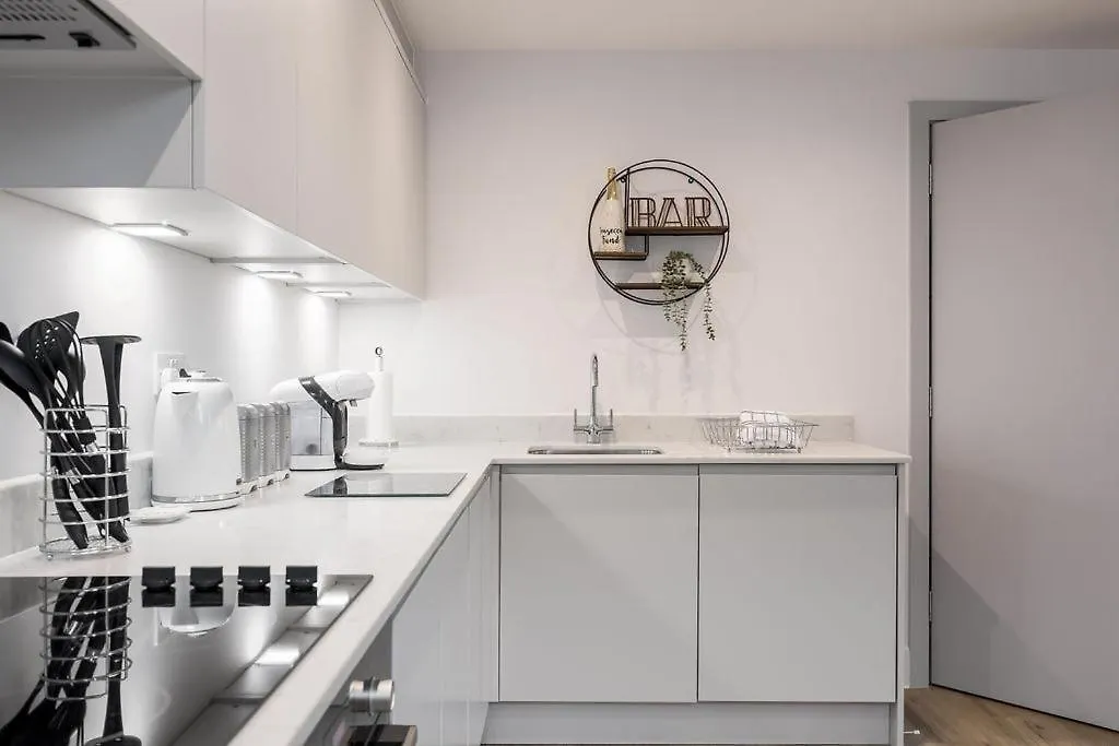 Stylish Town Centre Apartment, W Parking, Nr Beach 본머스 아파트