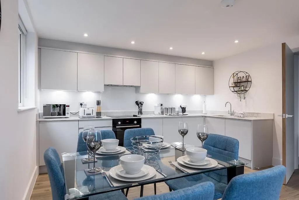 Stylish Town Centre Apartment, W Parking, Nr Beach 본머스 아파트